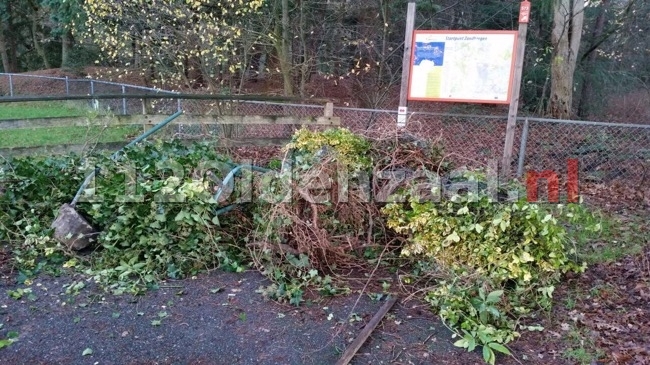 Foto 2: Illegaal afval gedumpt Ravenhosterweg Losser