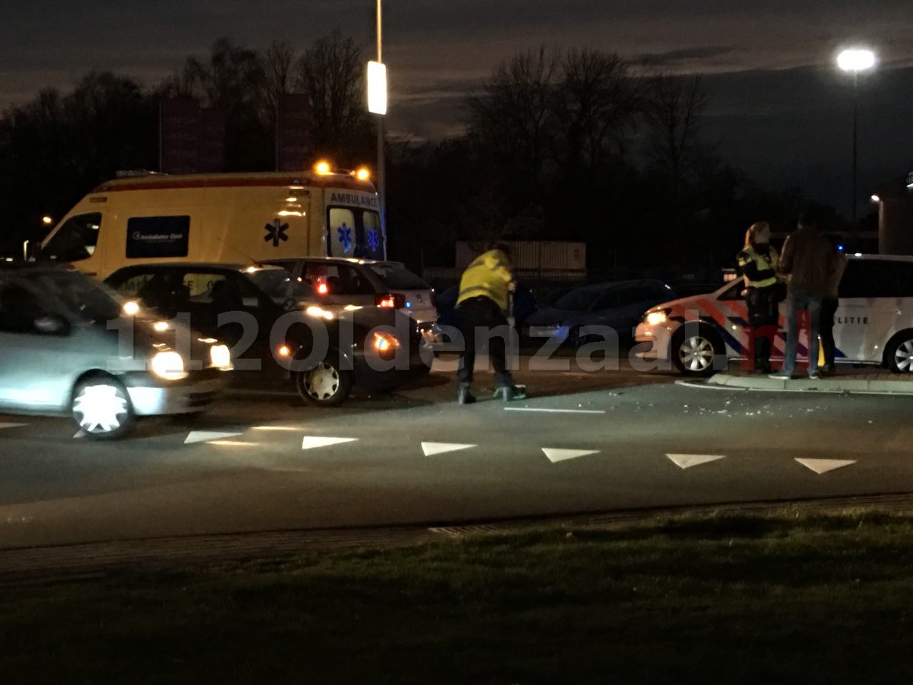 foto 2: Aanrijding tussen twee auto’s Eektestraat Oldenzaal, een persoon gewond