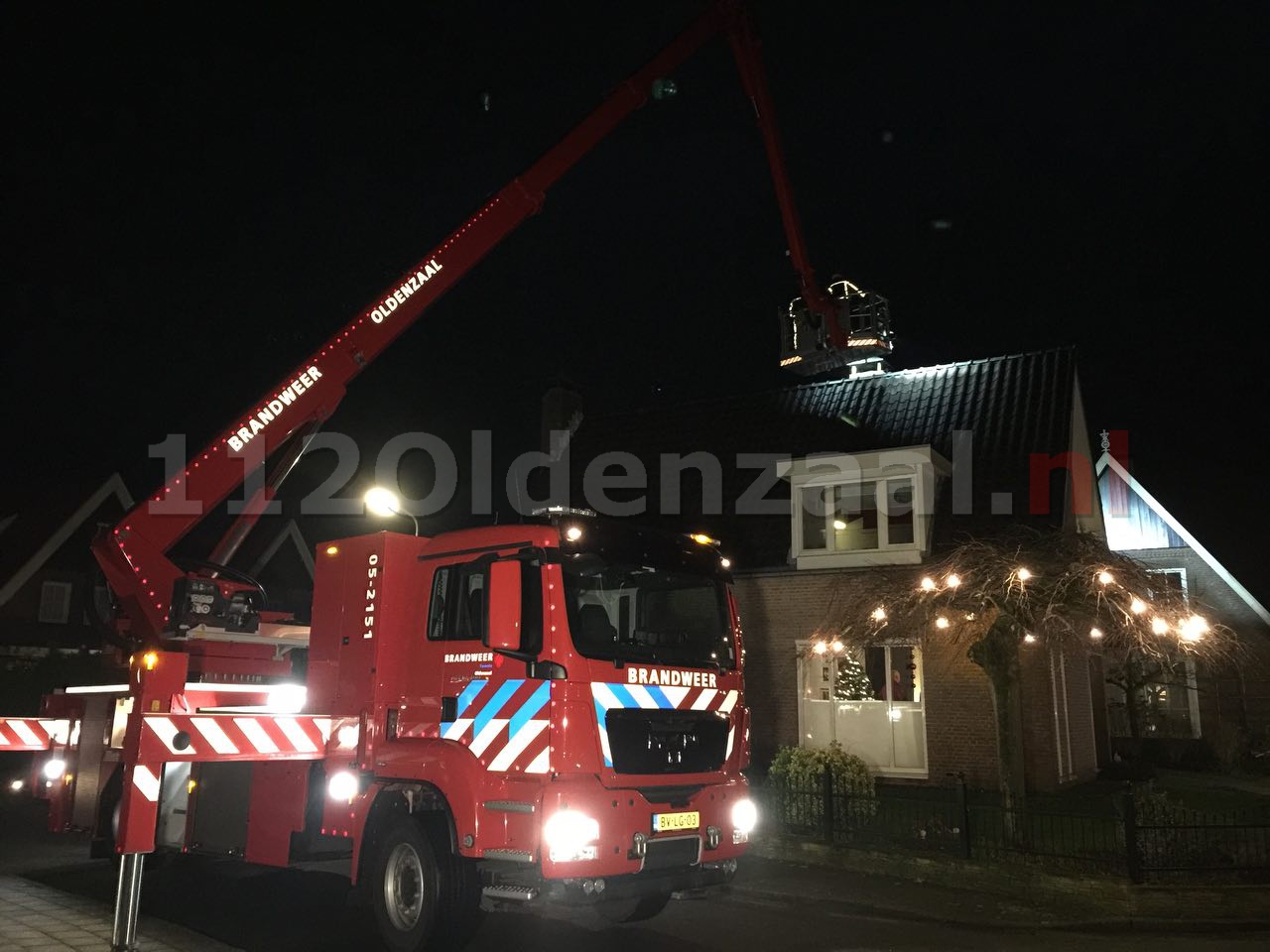 Brandweer rukt uit voor schoorsteenbrand Ijsvogelstraat De Lutte