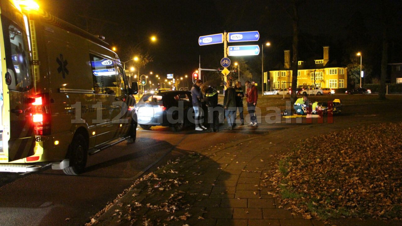 foto en video: Pizzabezorger naar ziekenhuis na aanrijding in Enschede