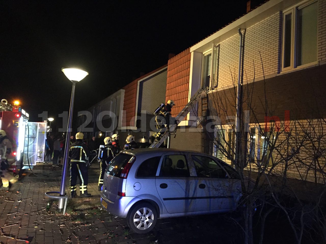 Video: Bewoners via ladder naar buiten bij woningbrand in Oldenzaal