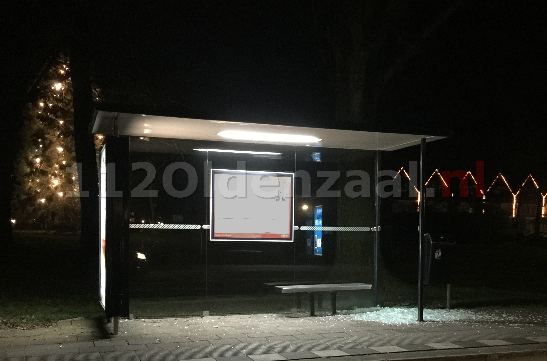 foto: Vandalen vernielen ruit bushalte Burgermeester Wallerstraat Oldenzaal