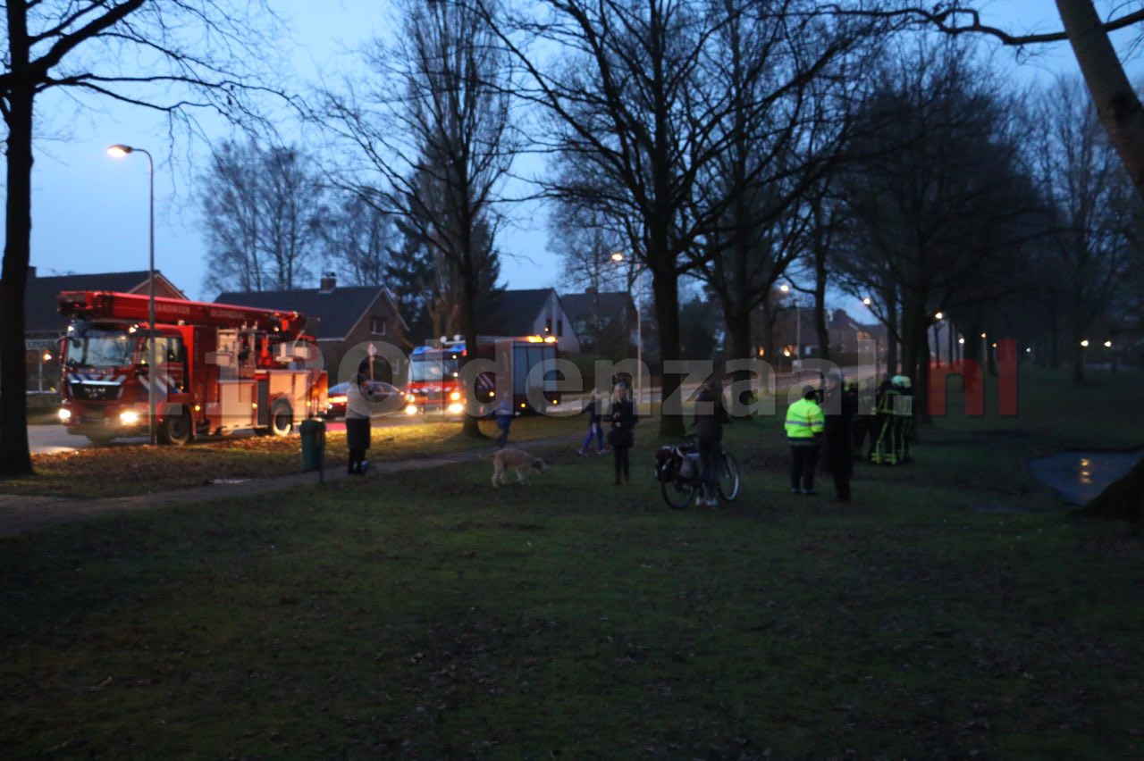 foto 2: Eend vast in ijs, brandweer Oldenzaal rukt uit