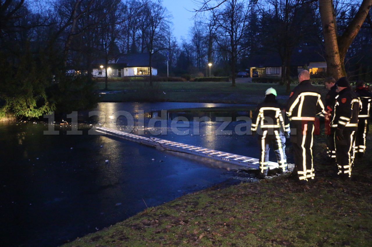 foto 3: Eend vast in ijs, brandweer Oldenzaal rukt uit