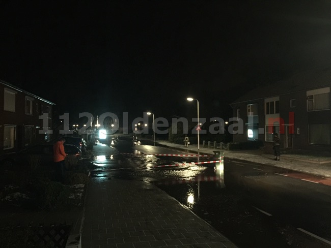 Foto 2: Straat in Oldenzaal blank na breuk in waterleiding