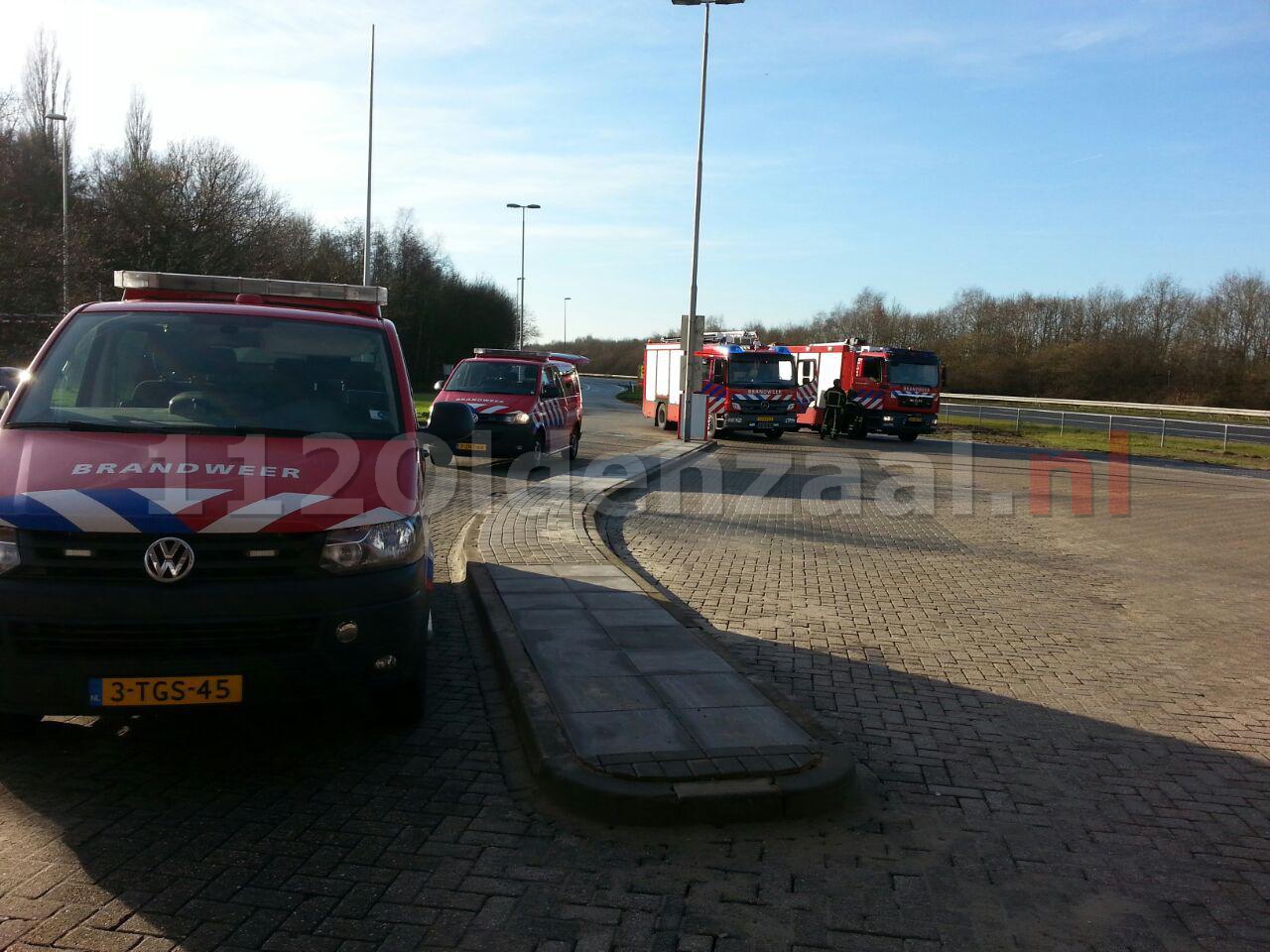 Foto 2: Vrachtwagen lekt LPG bij tankstation A1 Deurningen, brandweer opgeroepen