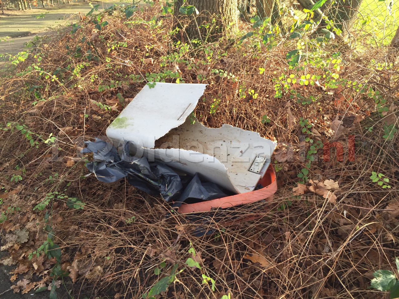 foto: Veel schade in Oldenzaal door opgeblazen prullenbakken