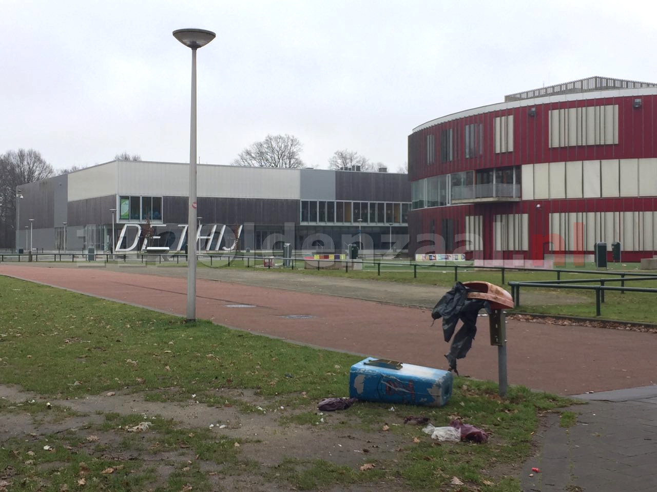 foto 3: Veel schade in Oldenzaal door opgeblazen prullenbakken