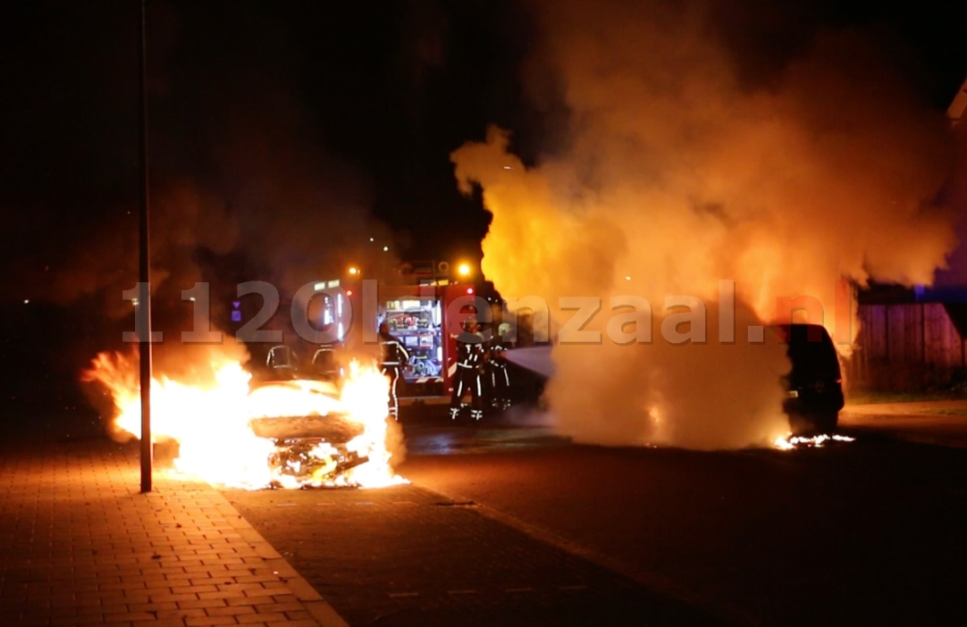 VIDEO: Drie auto’s in Oldenzaal gaan in vlammen op na brandstichting