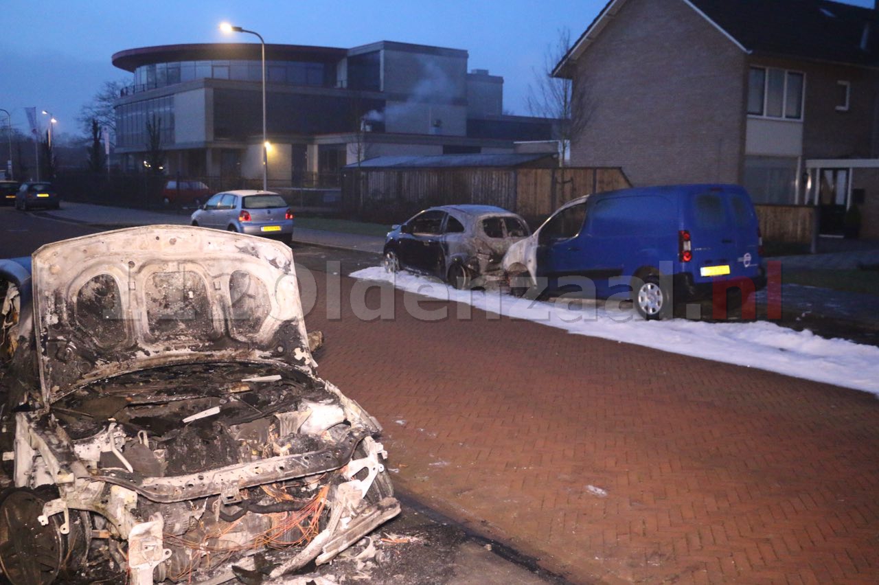 VIDEO 2: Enorme schade aan auto’s Titus Brandsmastraat na brandstichting