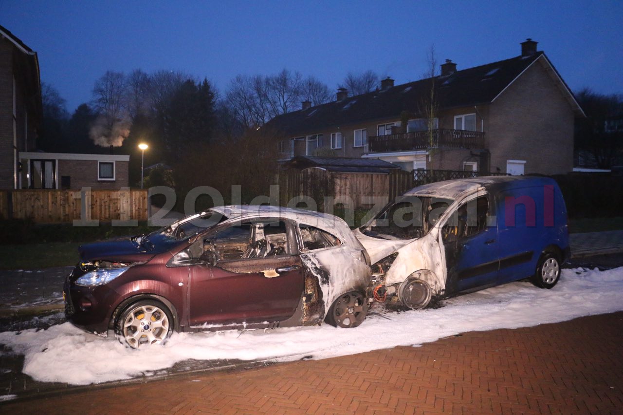 Foto: Enorme schade aan auto’s Titus Brandsmastraat na brandstichting