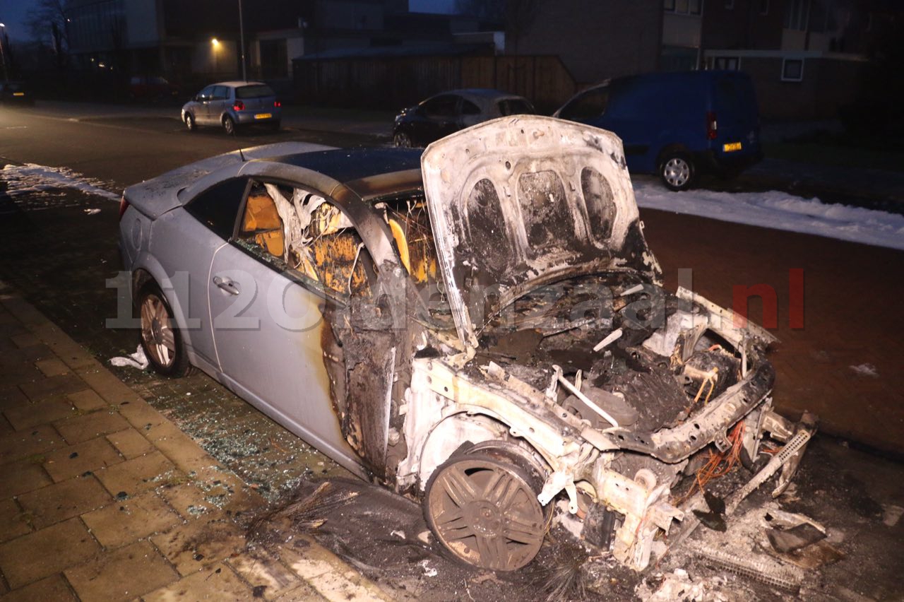 Foto 2: Enorme schade aan auto’s Titus Brandsmastraat na brandstichting