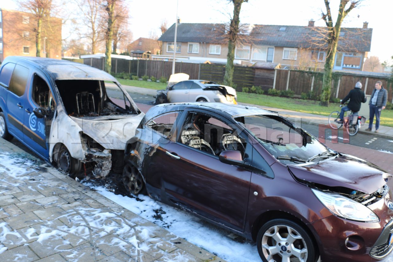 Foto 2: Forensische Opsporing doet onderzoek naar autobranden Titus Brandsmastraat Oldenzaal