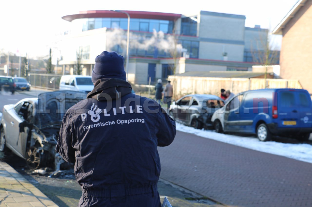 Foto: Forensische Opsporing doet onderzoek naar autobranden Titus Brandsmastraat Oldenzaal