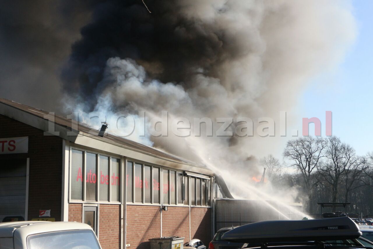 GRIP 1: Explosies bij zeer grote brand autobedrijf in Losser, blijf uit de rook en schakel ventilatie uit