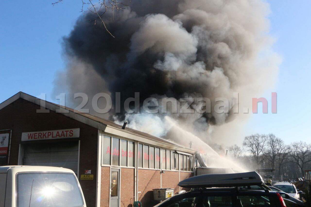 FOTO: Zeer grote brand bij autobedrijf in Losser