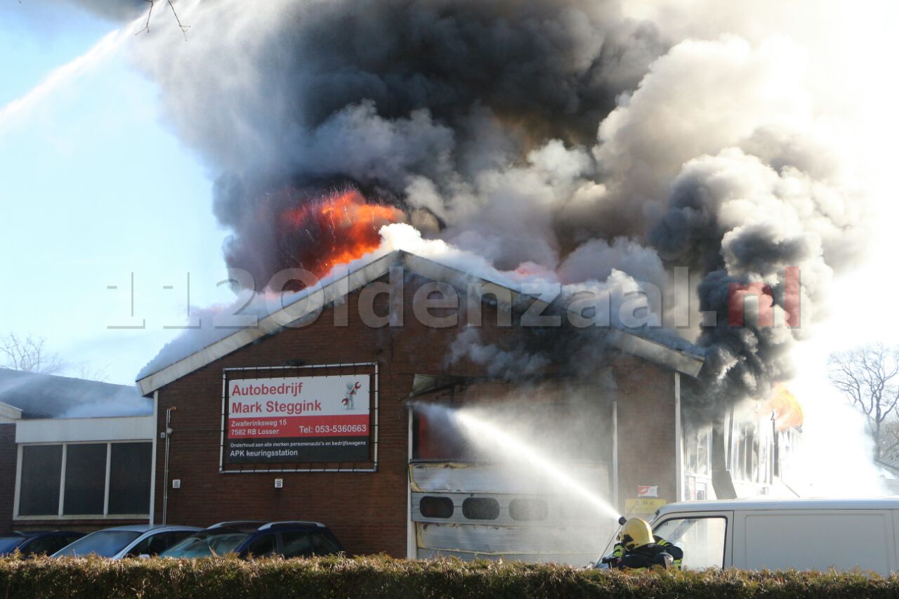 GRIP 1: Explosies bij zeer grote brand autobedrijf in Losser, blijf uit de rook en schakel ventilatie uit