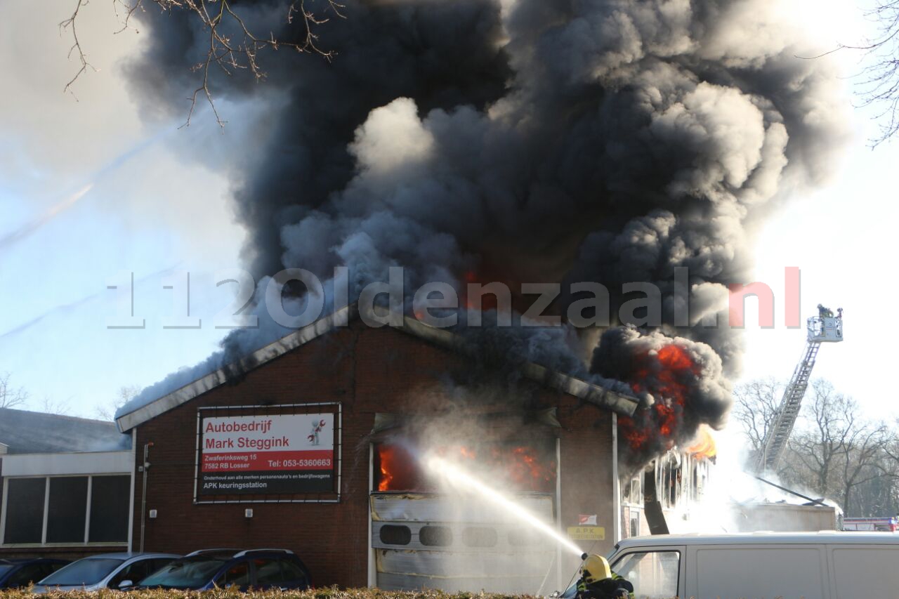 Foto 3: GRIP 1 – Explosies bij zeer grote brand autobedrijf in Losser, blijf uit de rook en schakel ventilatie uit