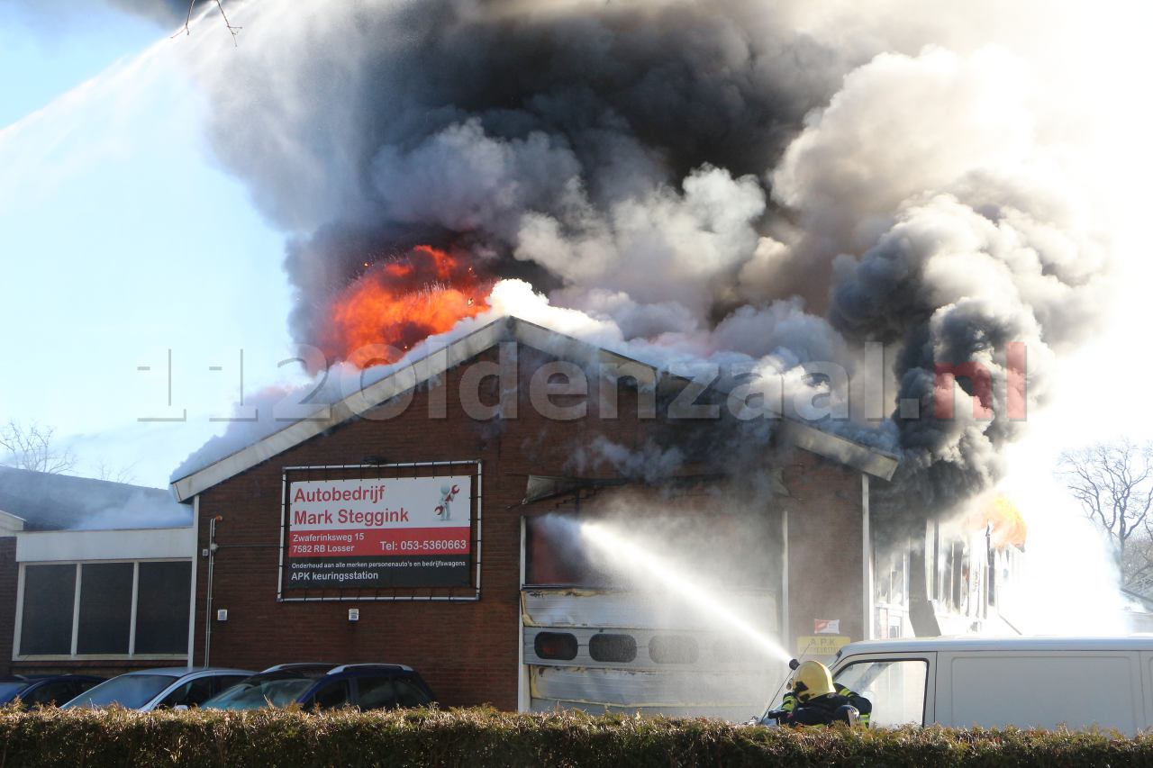 VIDEO: Zeer grote brand bij autobedrijf in Losser