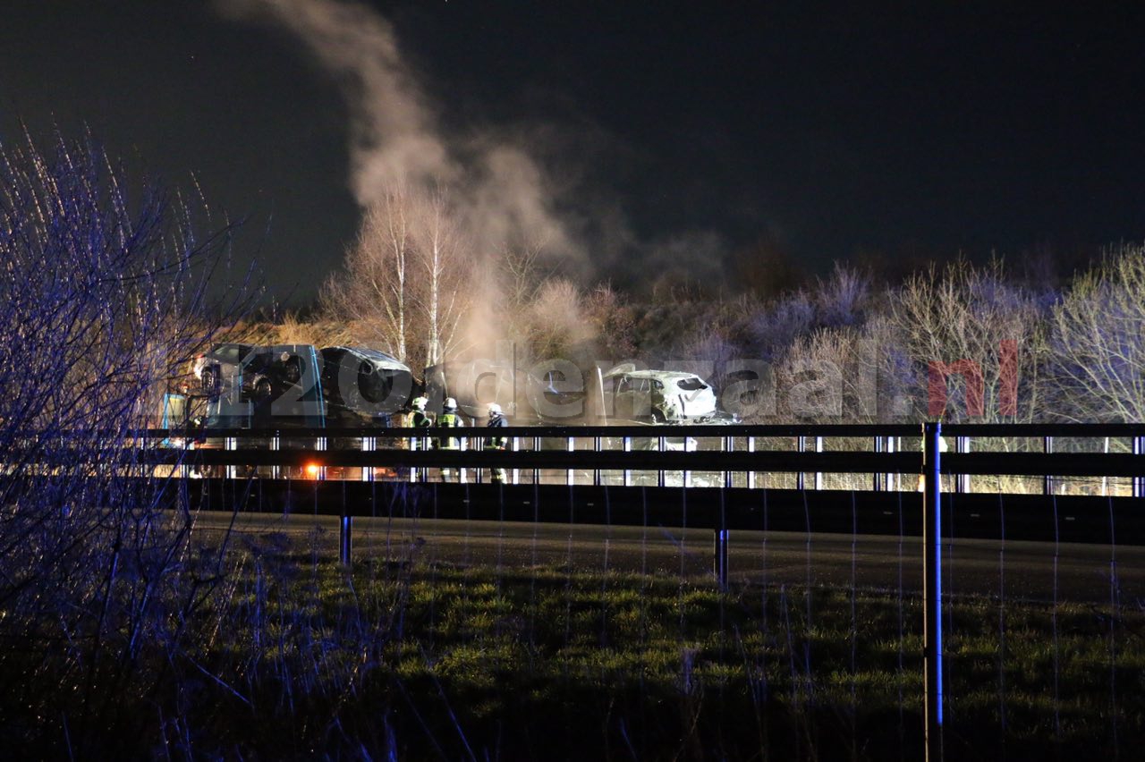 Foto: Trailer met personenauto’s volledig uitgebrand over de grens bij De Lutte