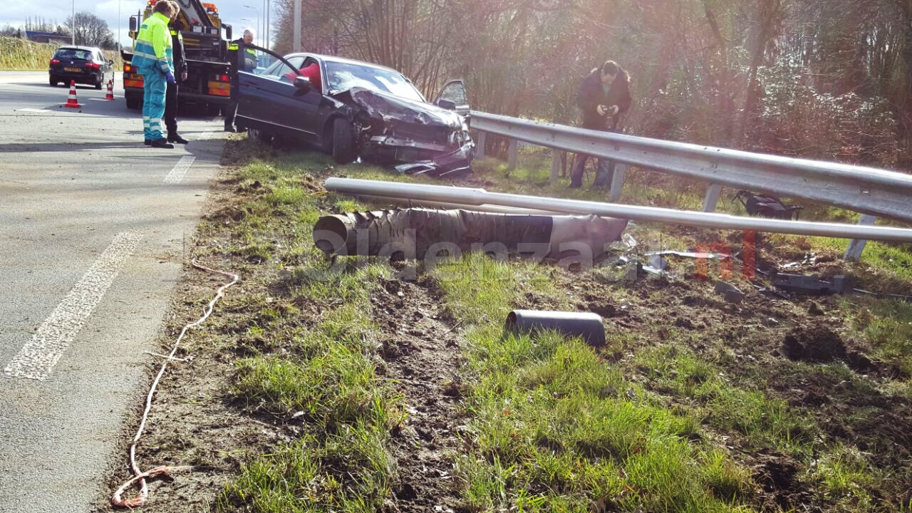 Foto: Auto rijdt lantaarnpaal uit de grond in Oldenzaal, bestuurder naar ziekenhuis