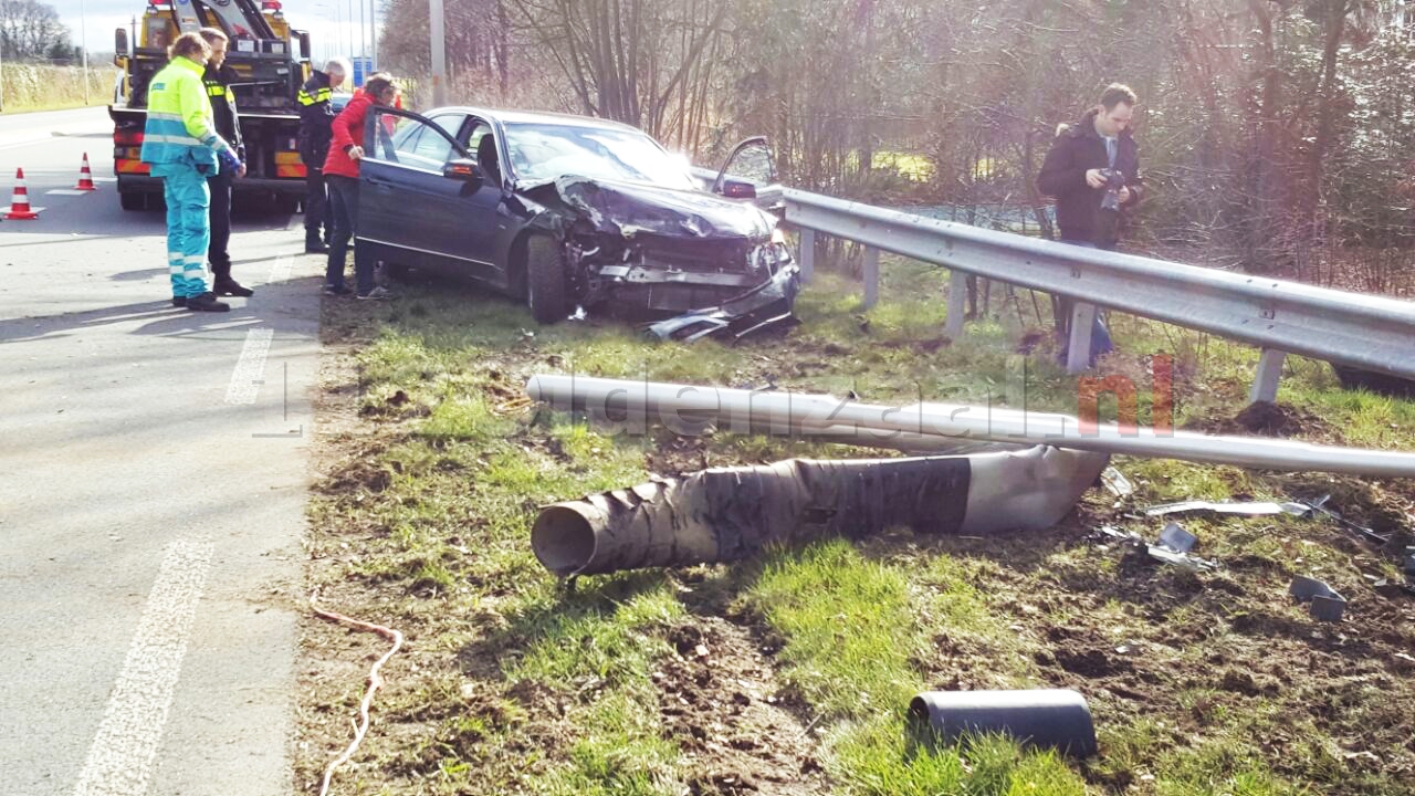 Video: Auto rijdt lantaarnpaal uit de grond in Oldenzaal, bestuurder naar ziekenhuis