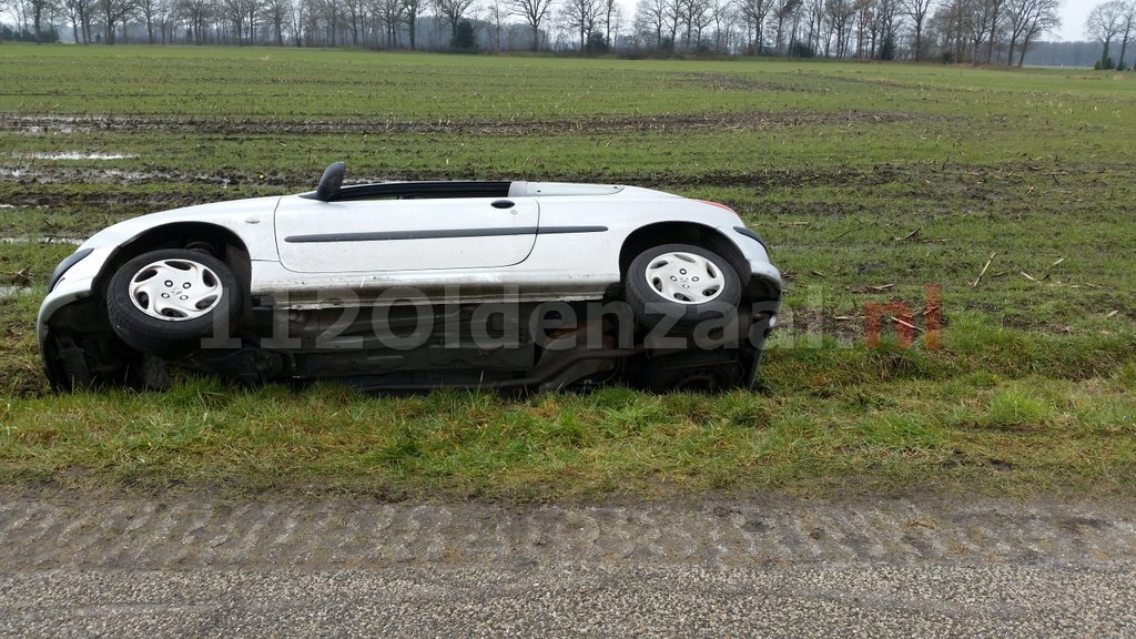 Foto: Auto raakt van de weg in Fleringen