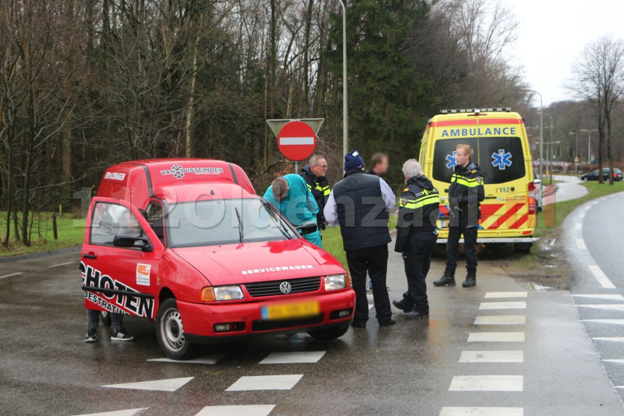 Foto: Gewonde bij aanrijding op kruising in Enschede