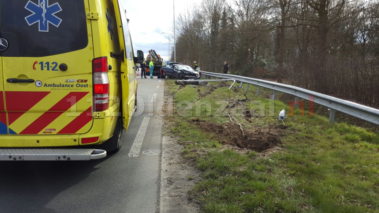Foto 3: Auto rijdt lantaarnpaal uit de grond in Oldenzaal, bestuurder naar ziekenhuis