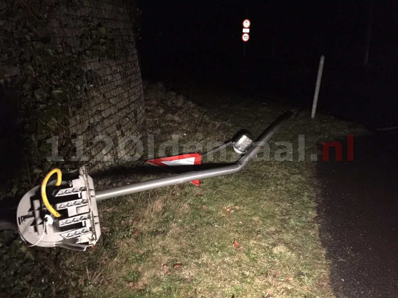 foto: Elf lantaarnpalen per ongeluk omvergereden in Denekamp