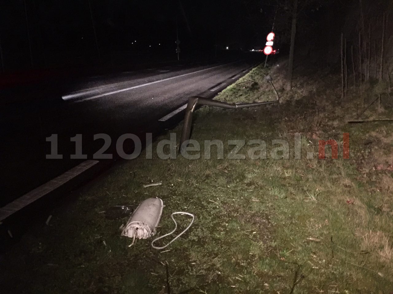 foto 2: Elf lantaarnpalen per ongeluk omvergereden in Denekamp