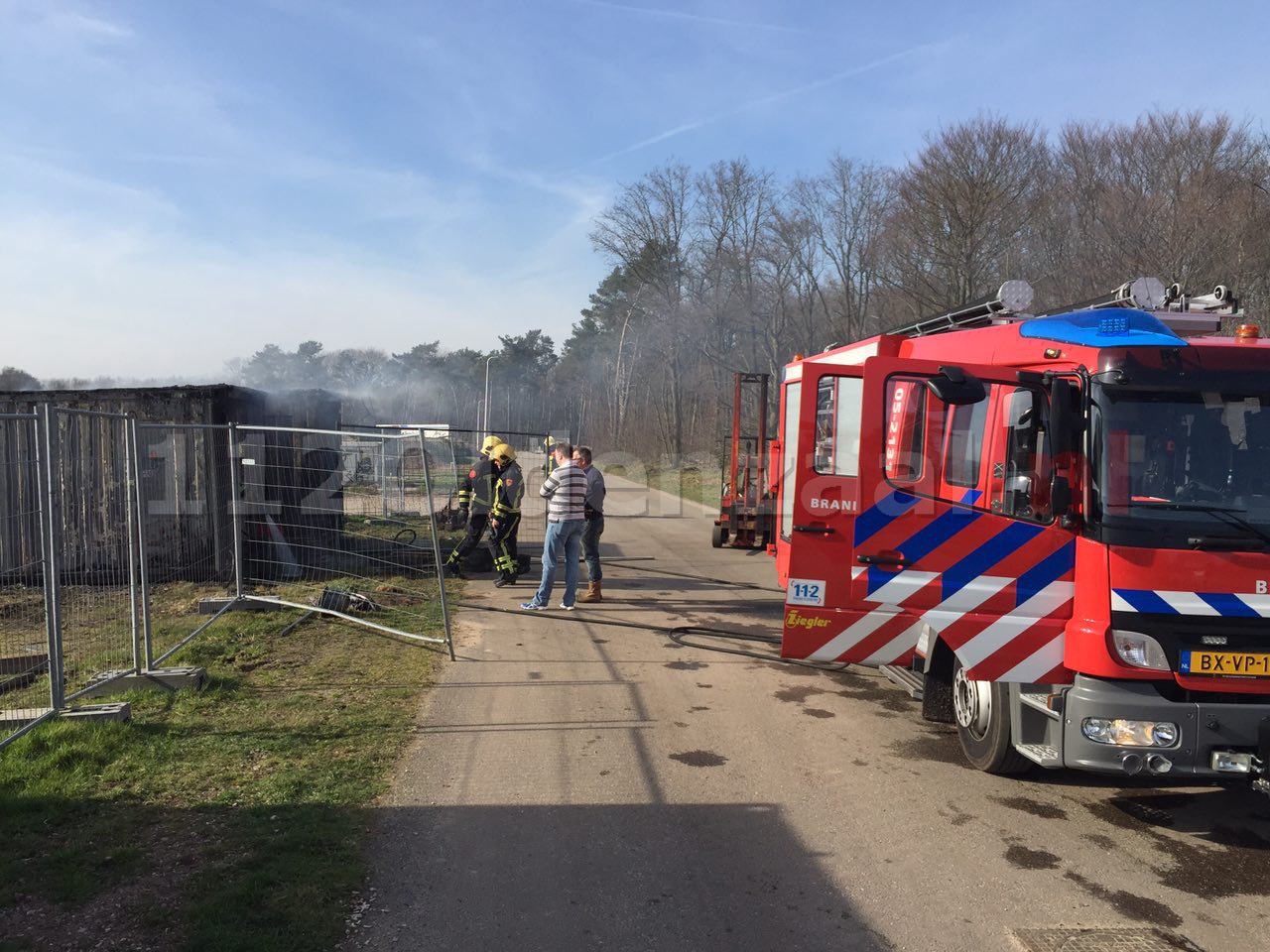 Foto 3: Brandweer rukt uit voor brand in containers Jufferbeek Oldenzaal