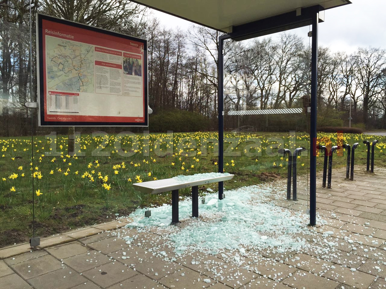 Foto 2: Vernieling aan bushokje Thijsniederweg Oldenzaal