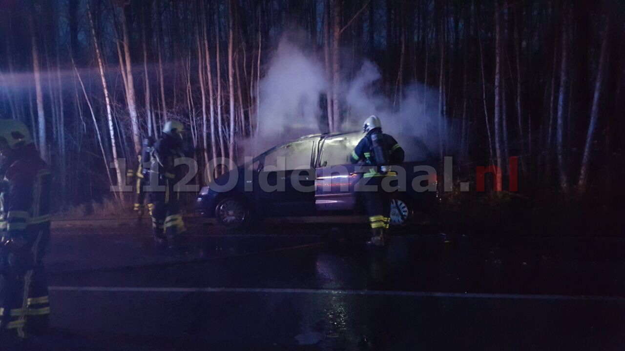 Video: Auto volledig uitgebrand in Deurningen