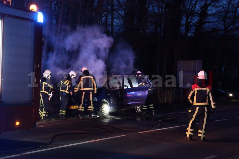 Foto: Auto volledig uitgebrand Deurningen