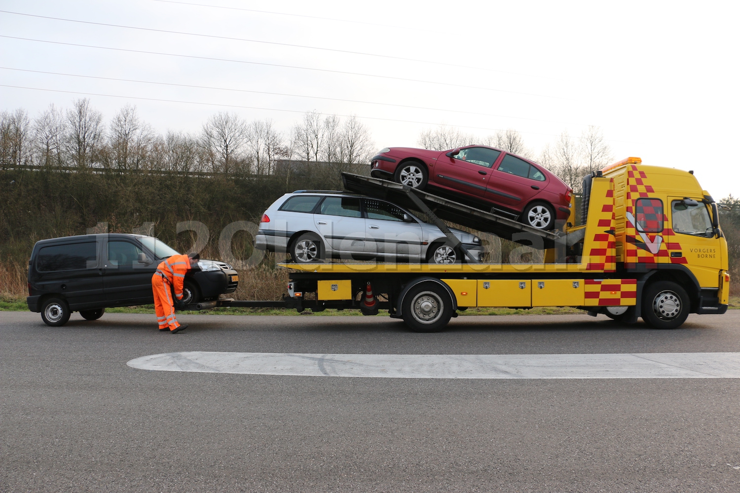 Foto 4: Politie en belastingdienst houden gezamenlijke verkeerscontrole in Oldenzaal, meerdere voertuigen in beslag genomen