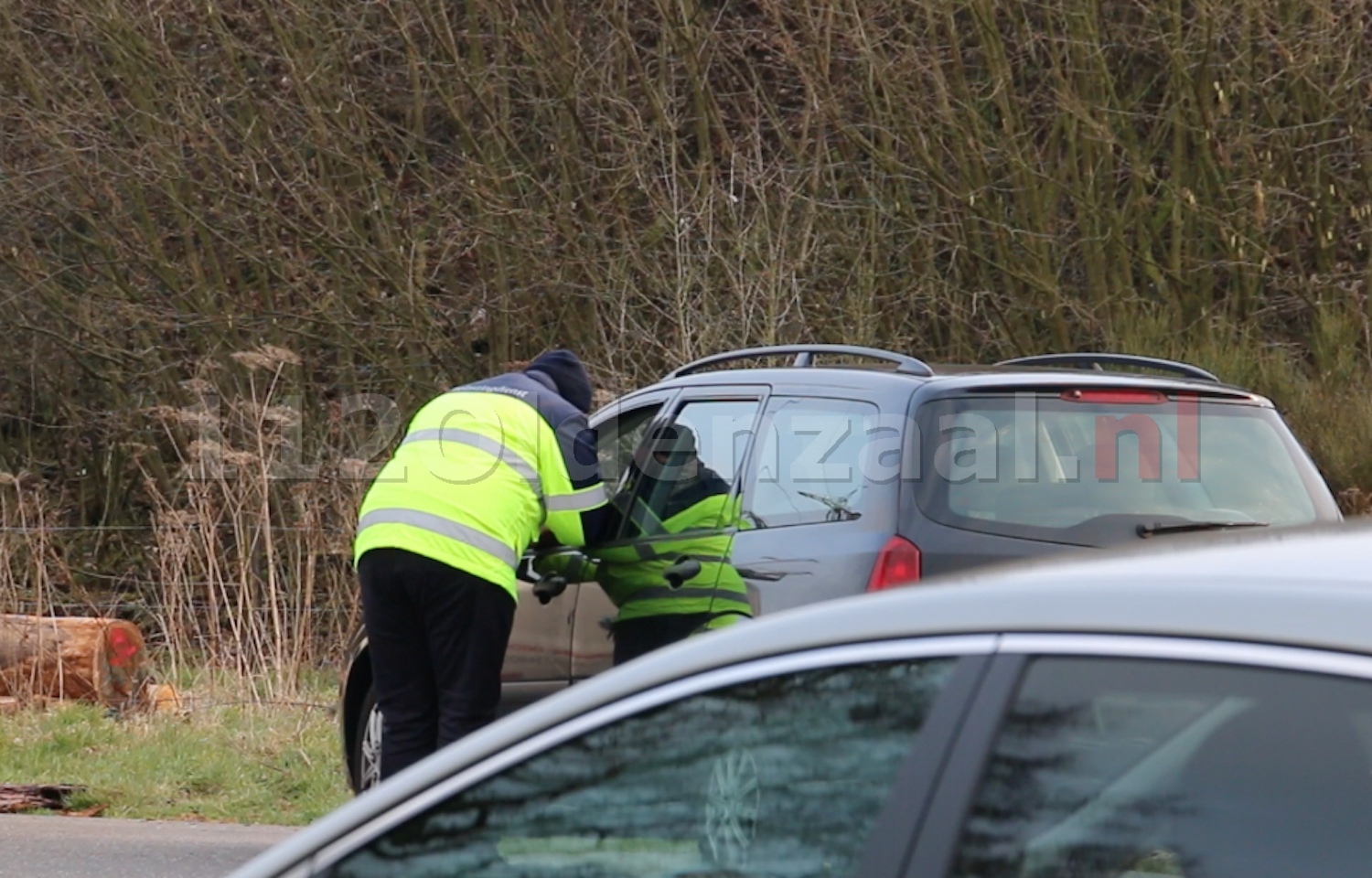 Foto 6: Politie en belastingdienst houden gezamenlijke verkeerscontrole in Oldenzaal, meerdere voertuigen in beslag genomen