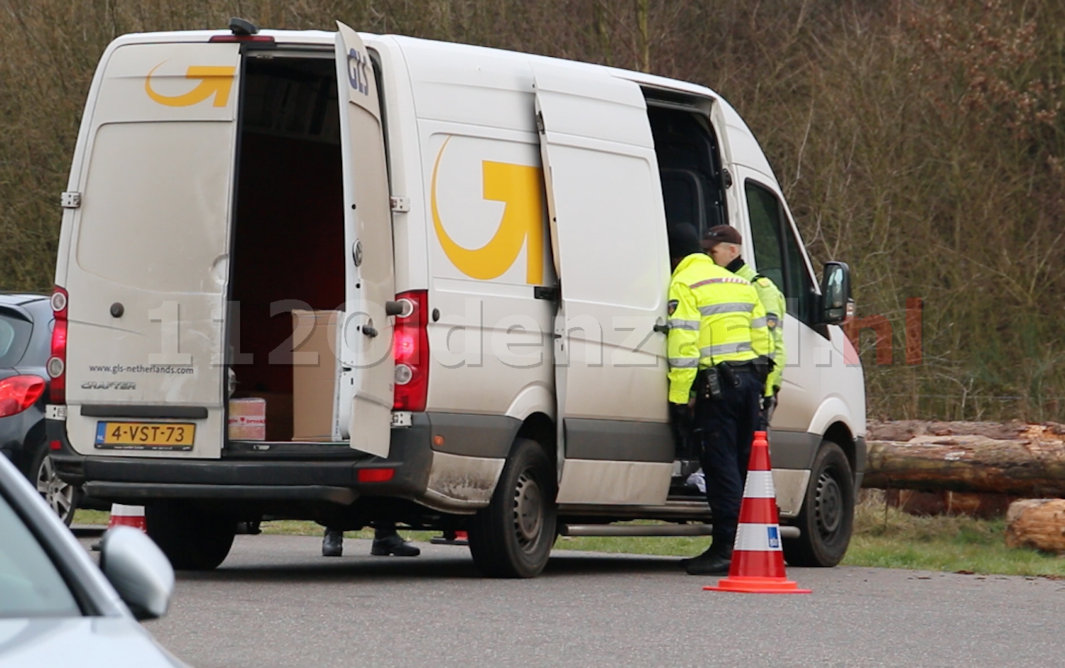 Foto 5: Politie en belastingdienst houden gezamenlijke verkeerscontrole in Oldenzaal, meerdere voertuigen in beslag genomen