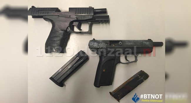 Foto: Politie vindt wapen op heg in Oldenzaal