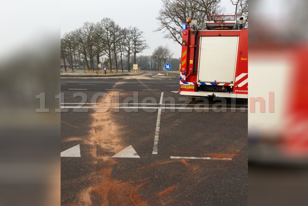 (foto) Olie op wegdek Weerselo door losgeschoten slang, brandweer opgeroepen