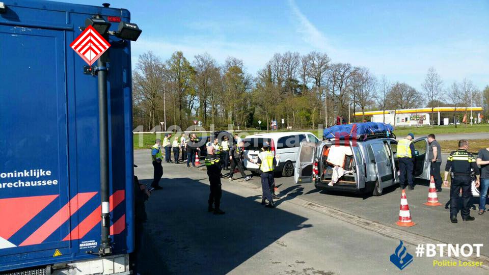 Foto 2: Hard- en softdrugs in beslag genomen bij controle ‘avondrood’ op A1 De Lutte, een persoon aangehouden