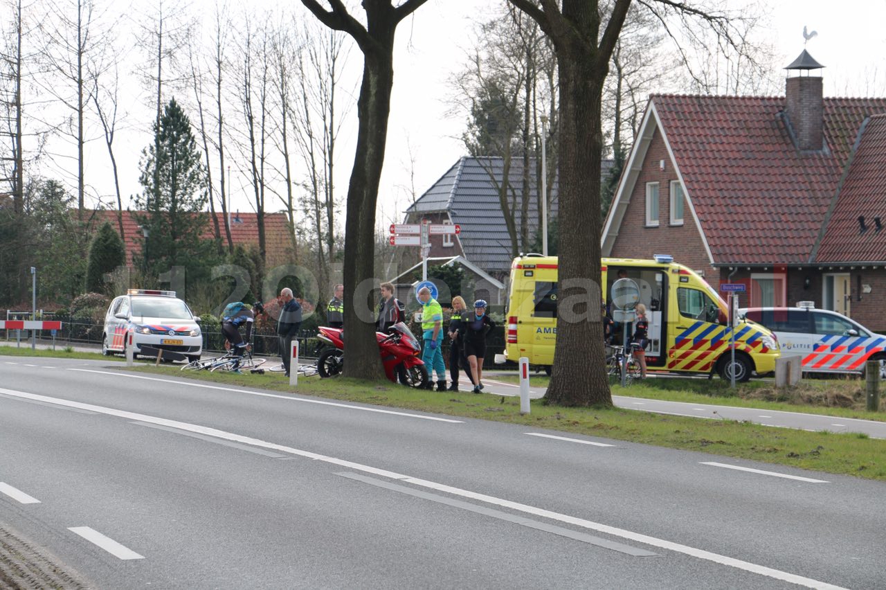 foto: Motorrijder en wielrenner gewond bij aanrijding in Rossum