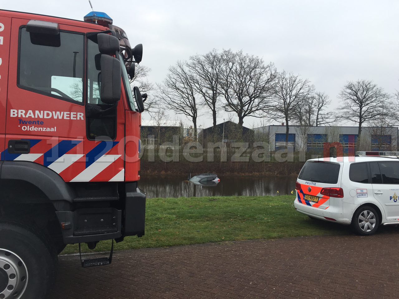 UPDATE: Voertuig te water Zicht Denekamp door vergeten handrem