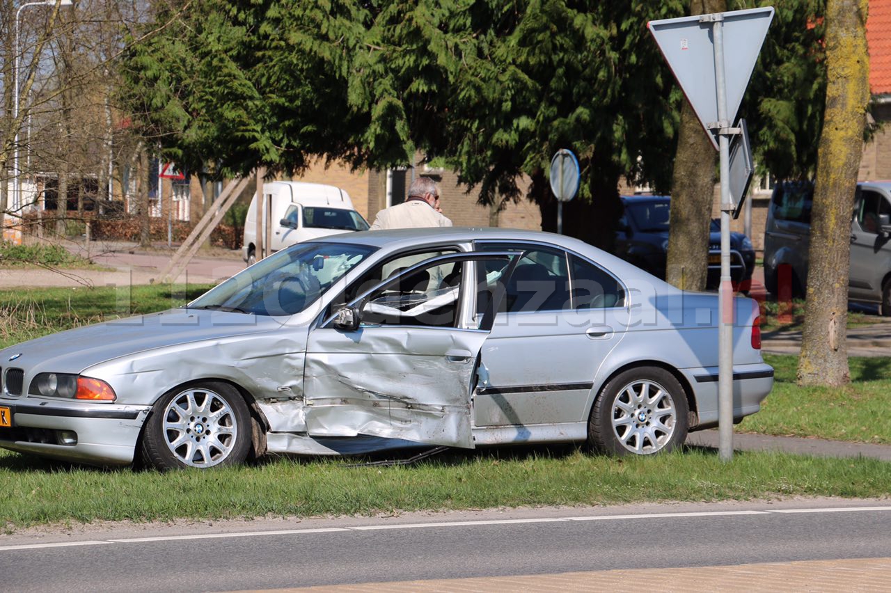 Foto 2: Forse schade bij aanrijding in Noord Deurningen