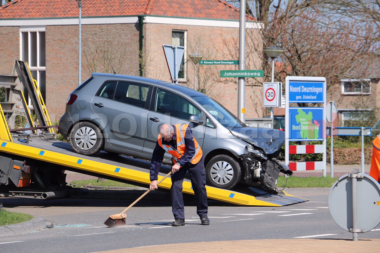 Video: Forse schade bij aanrijding in Noord Deurningen