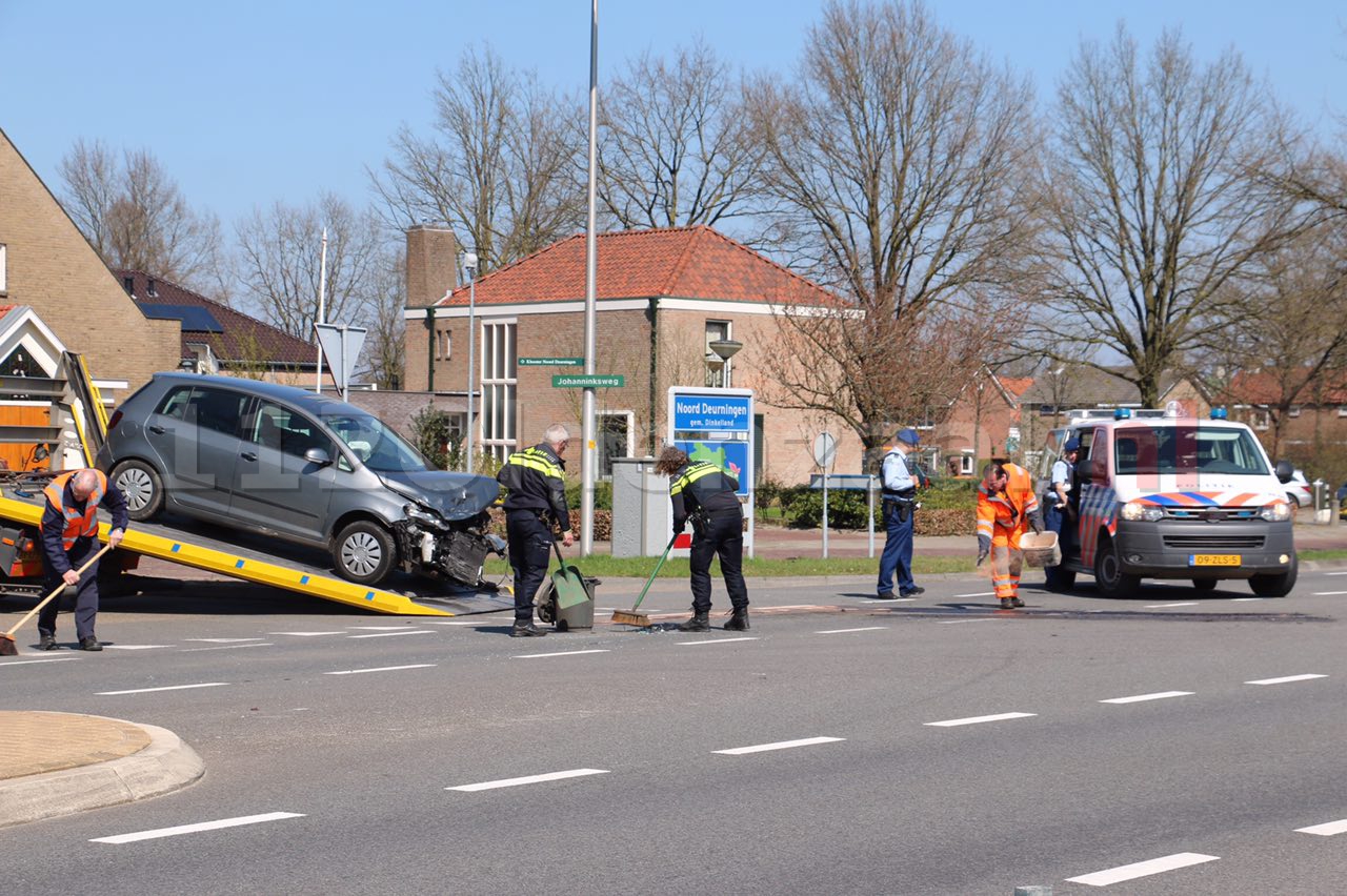 Foto: Forse schade bij aanrijding in Noord Deurningen