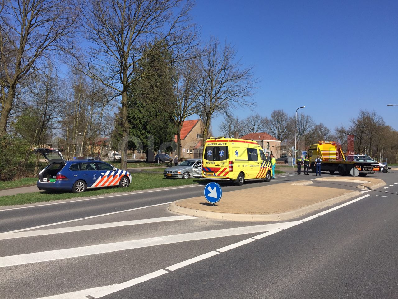 Foto 3: Forse schade bij aanrijding in Noord Deurningen