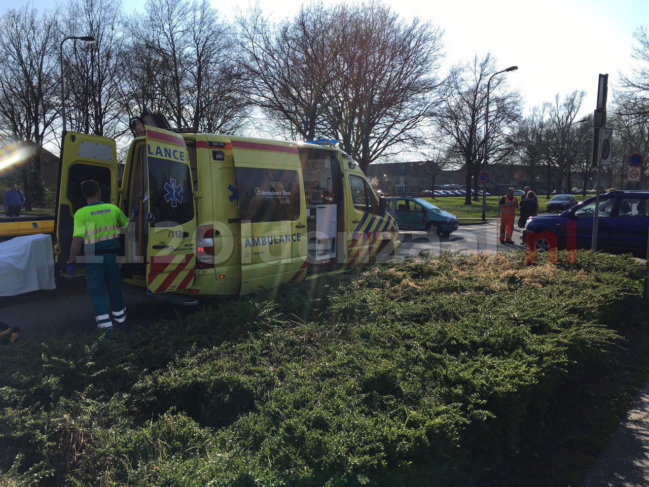 foto 3: Veel schade na aanrijding Thijlaan Oldenzaal