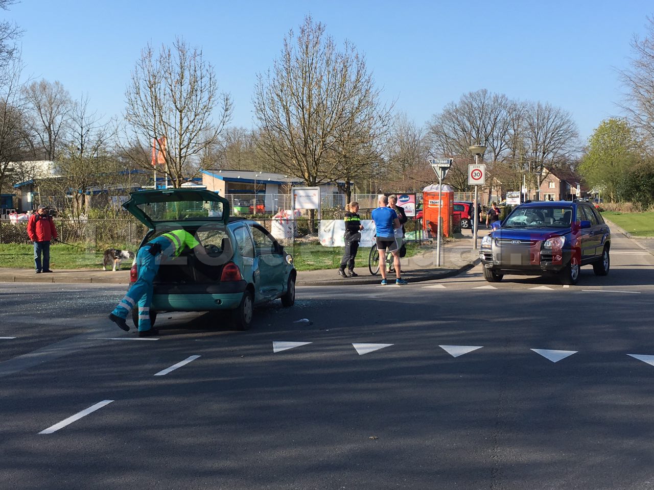 foto 2: Veel schade na aanrijding Thijlaan Oldenzaal