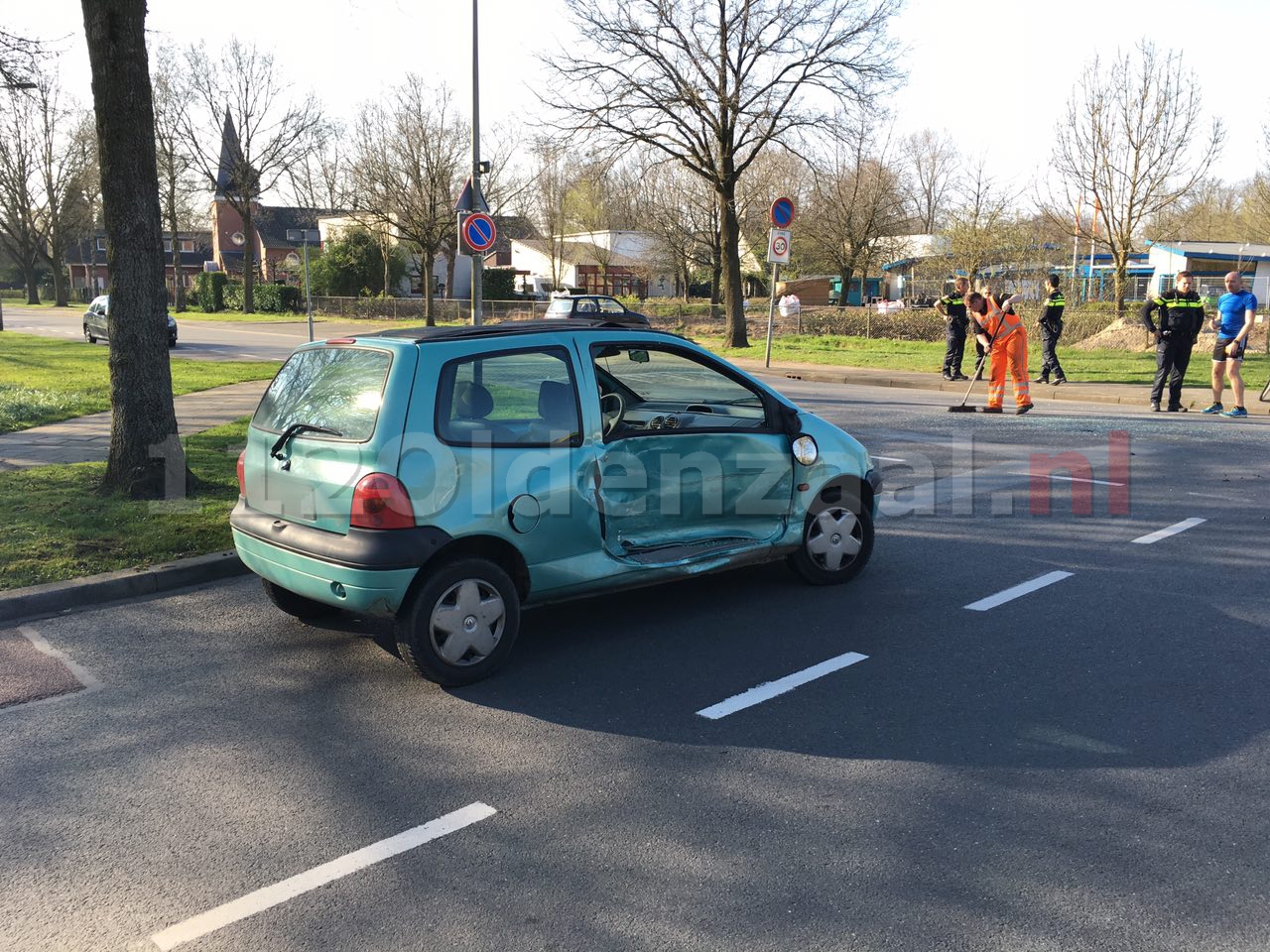 VIDEO: Veel schade na aanrijding Thijlaan Oldenzaal